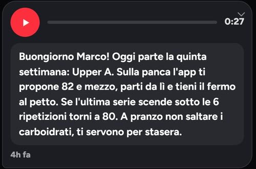 Un vocale del coach in chat, con la trascrizione sotto, dati di esempio